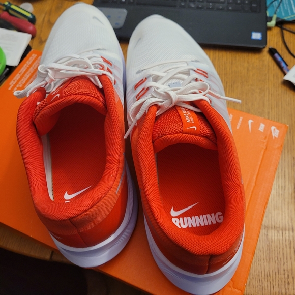 Man's Nike Sneaker - Picture 4 of 10